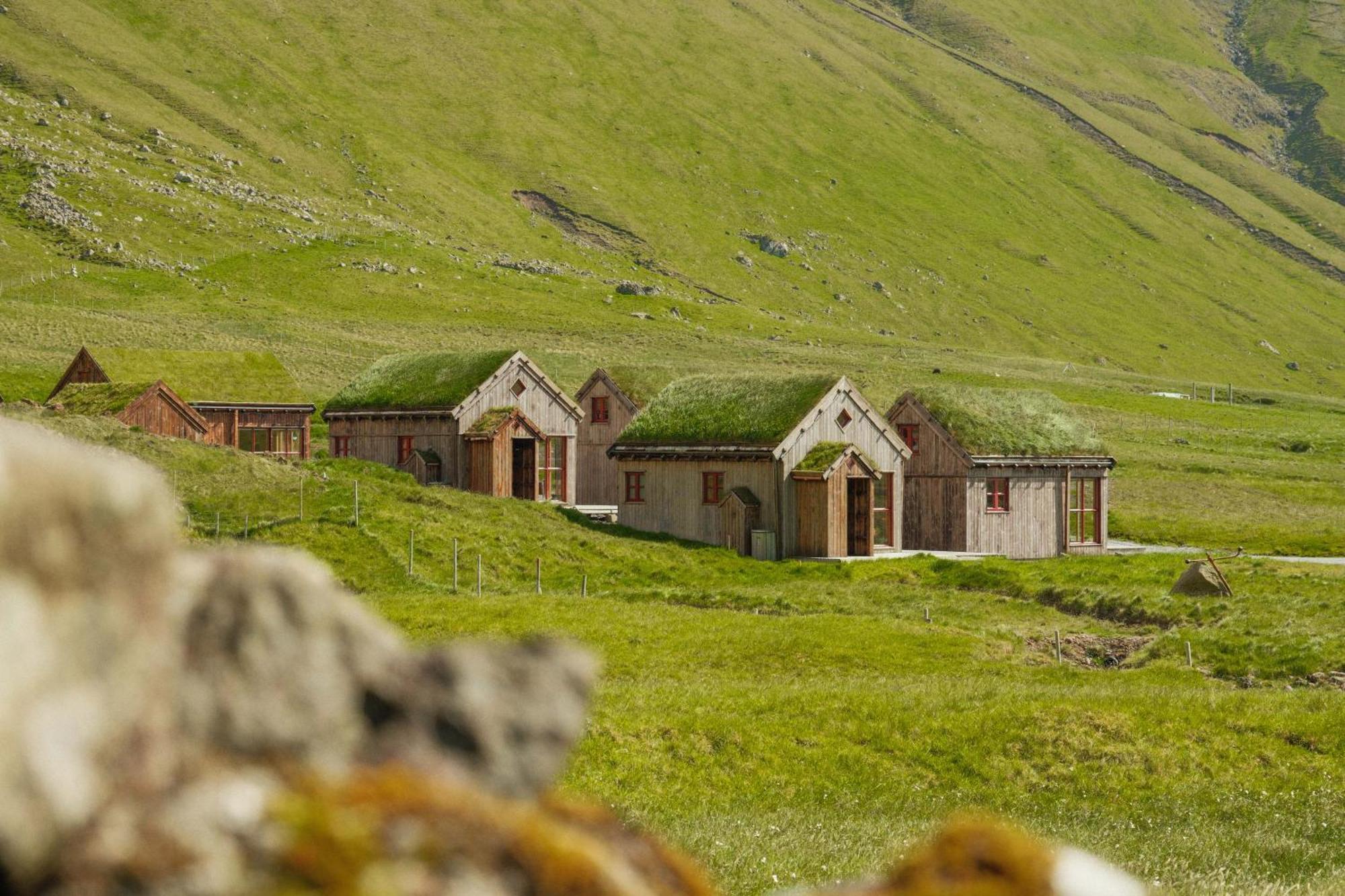 Mulafossur Cottages By Famous Waterfall In Gasadalur Kültér fotó