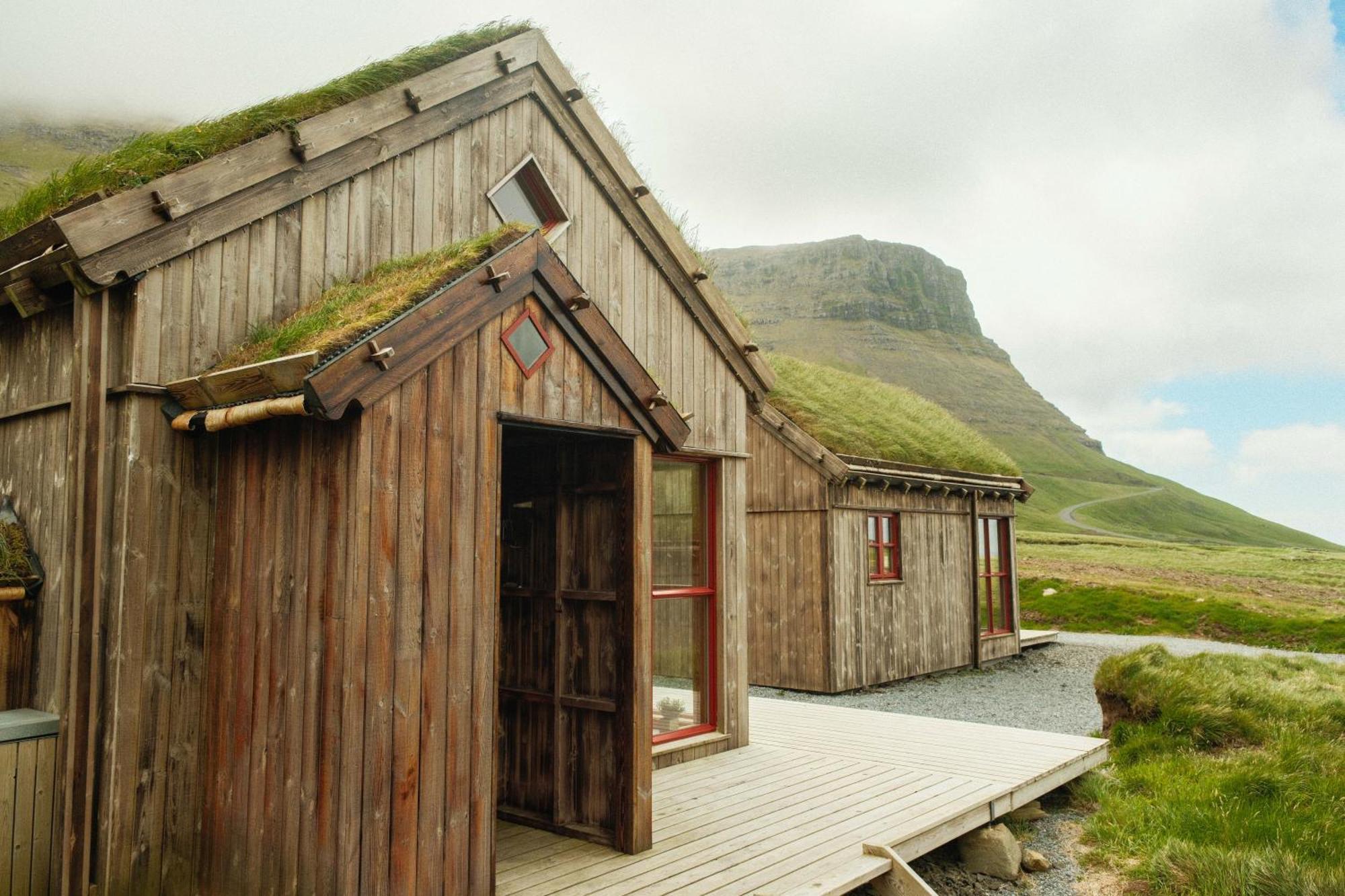 Mulafossur Cottages By Famous Waterfall In Gasadalur Kültér fotó